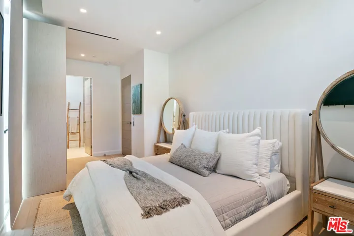 938 – 940 Palisades Beach Road, Santa Monica, California 90403