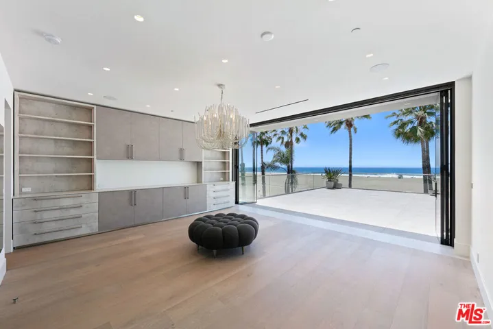 938 – 940 Palisades Beach Road, Santa Monica, California 90403