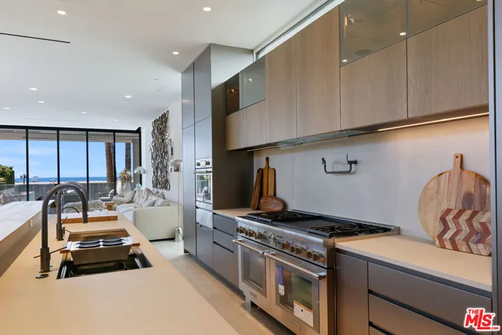 938 – 940 Palisades Beach Road, Santa Monica, California 90403