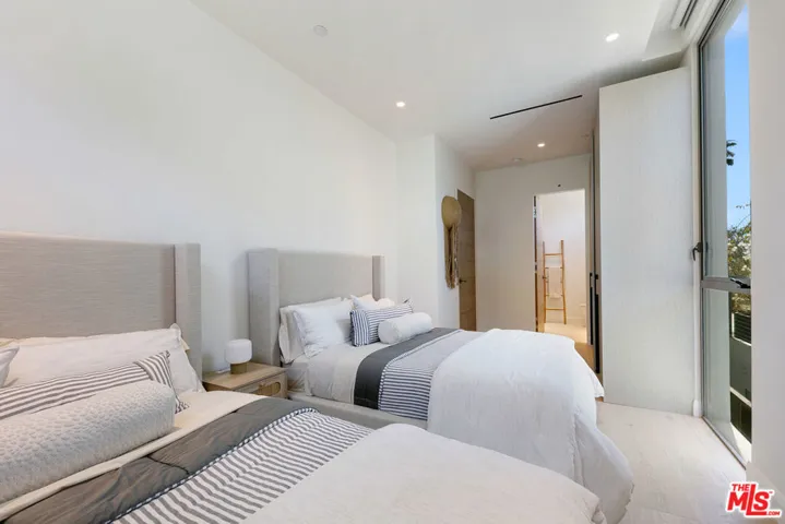 938 – 940 Palisades Beach Road, Santa Monica, California 90403