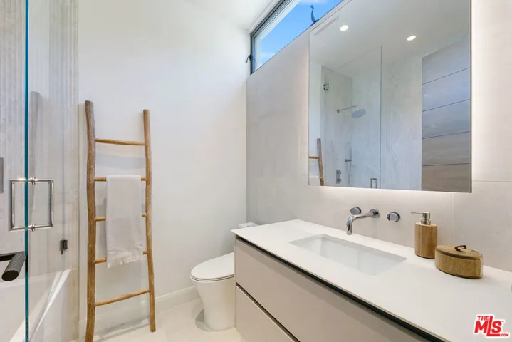 938 – 940 Palisades Beach Road, Santa Monica, California 90403