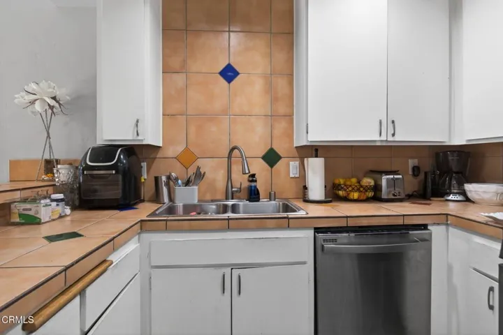 12-web-or-mls-Upmarket Media-646Riv046