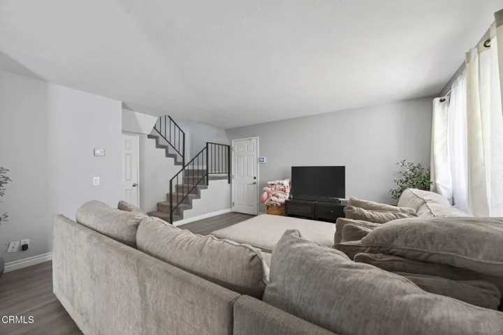 6-web-or-mls-Upmarket Media-646Riv028
