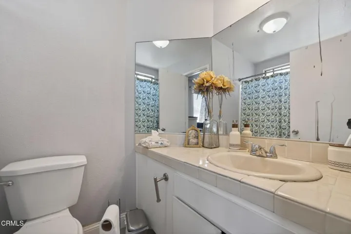 18-web-or-mls-Upmarket Media-646Riv066
