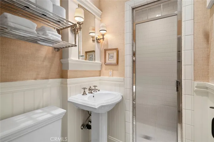 Secondary bathroom on 1st floor