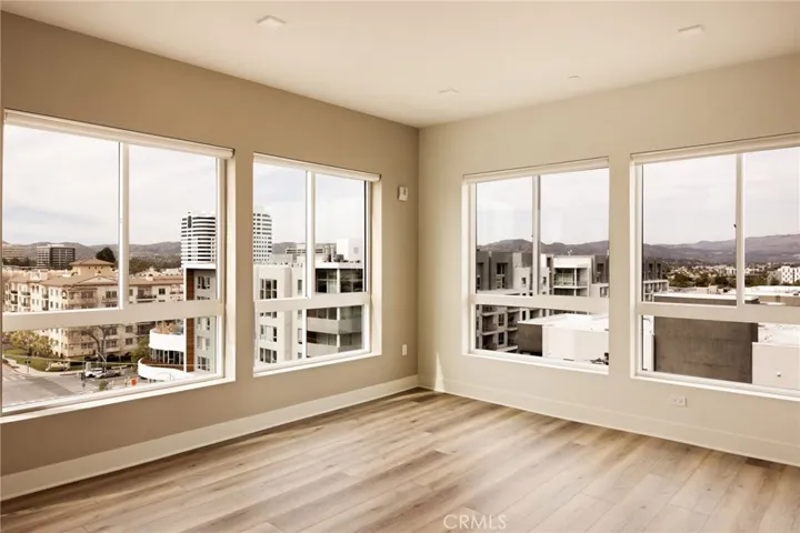 21010 Erwin Street 521, Woodland Hills, California 91367