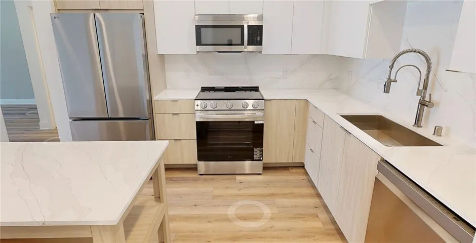 21010 Erwin Street 521, Woodland Hills, California 91367