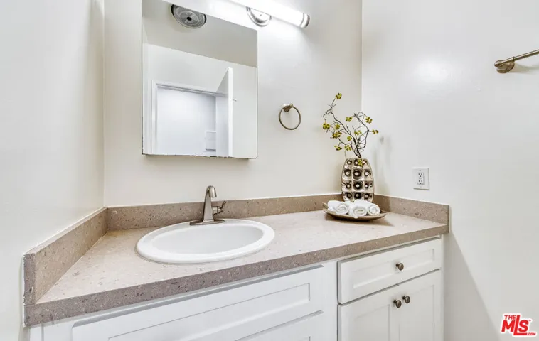 6250 Buckingham 204, Culver City, California 90230