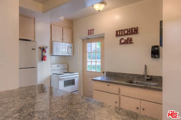 6250 Buckingham 204, Culver City, California 90230