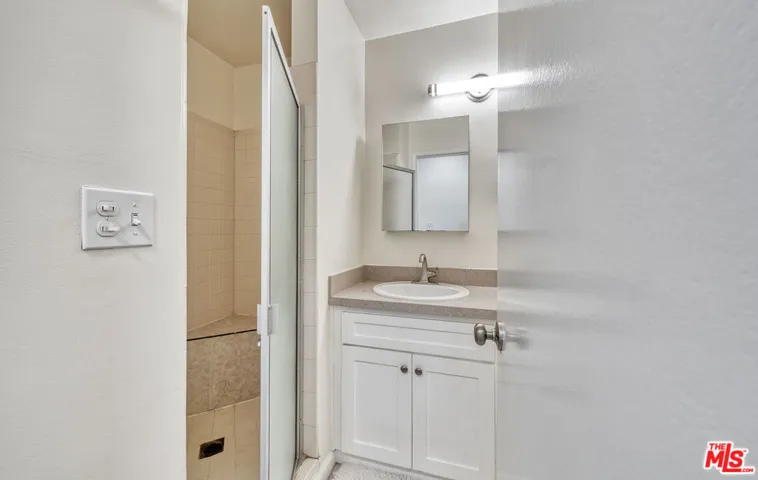 6250 Buckingham 204, Culver City, California 90230