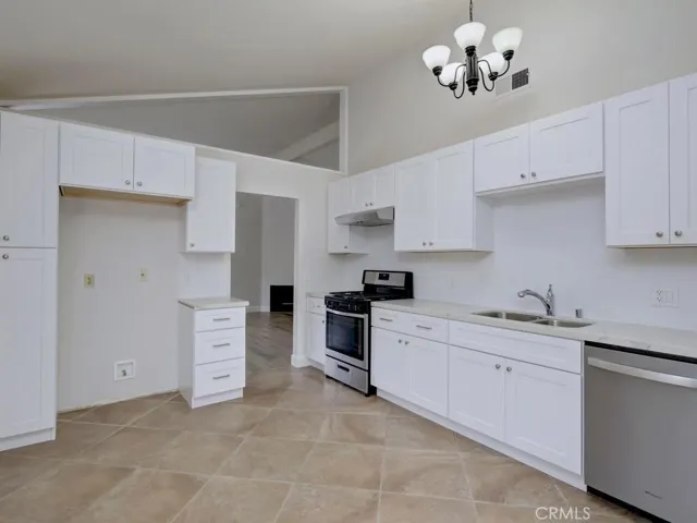 Quartz counter tops - extra large pantry - New appliances!!