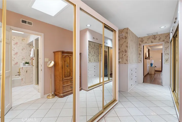 1455 La Perla, Long Beach, California 90815