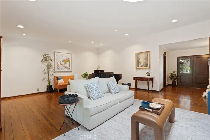 1455 La Perla, Long Beach, California 90815