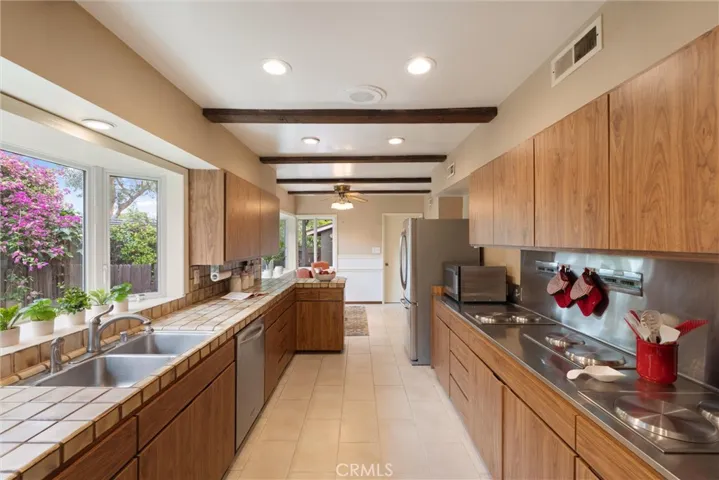 1455 La Perla, Long Beach, California 90815