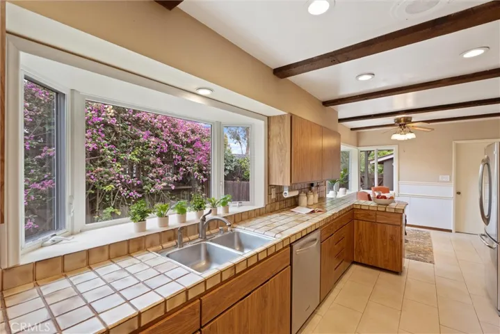 1455 La Perla, Long Beach, California 90815