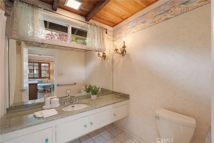 1455 La Perla, Long Beach, California 90815