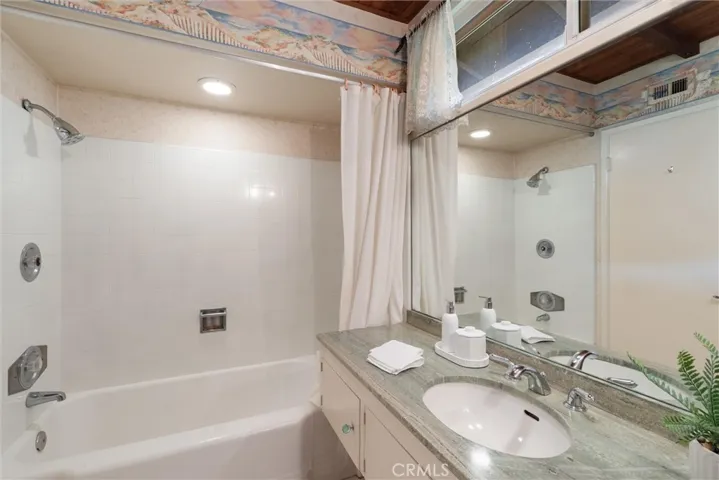1455 La Perla, Long Beach, California 90815