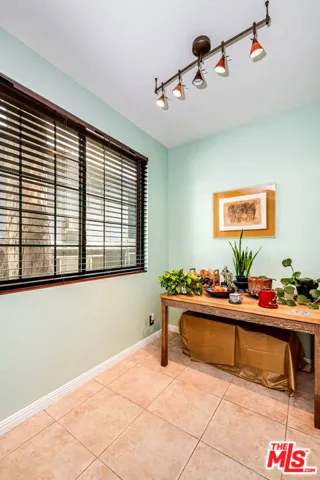 Breakfast nook area off kitche
