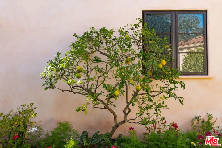 483 Arbramar Avenue, Pacific Palisades, California 90272