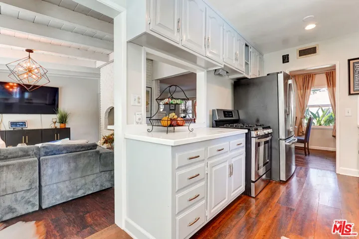 5003 Alhama Drive, Woodland Hills, California 91364