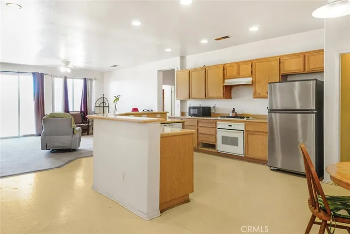 16026 Greyrock, Victorville, California 92395