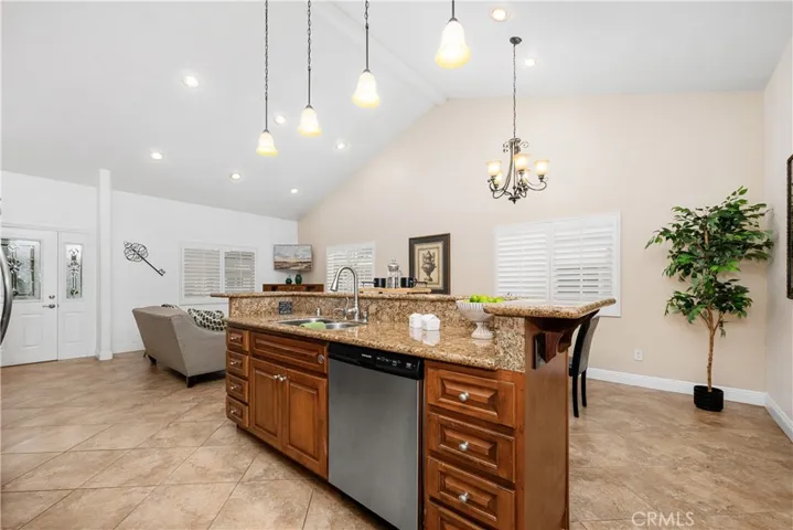 3702 Petaluma, Long Beach, California 90808