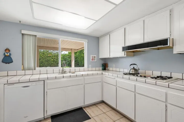 17-web-or-mls-69310-Nilda-Dr-Cathedral-C