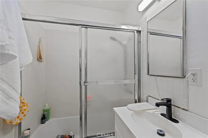 Bathroom #1 in main bedroom w/bath tub