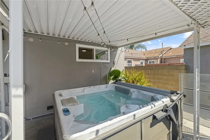 Jacuzzi in back-yard/back patio
