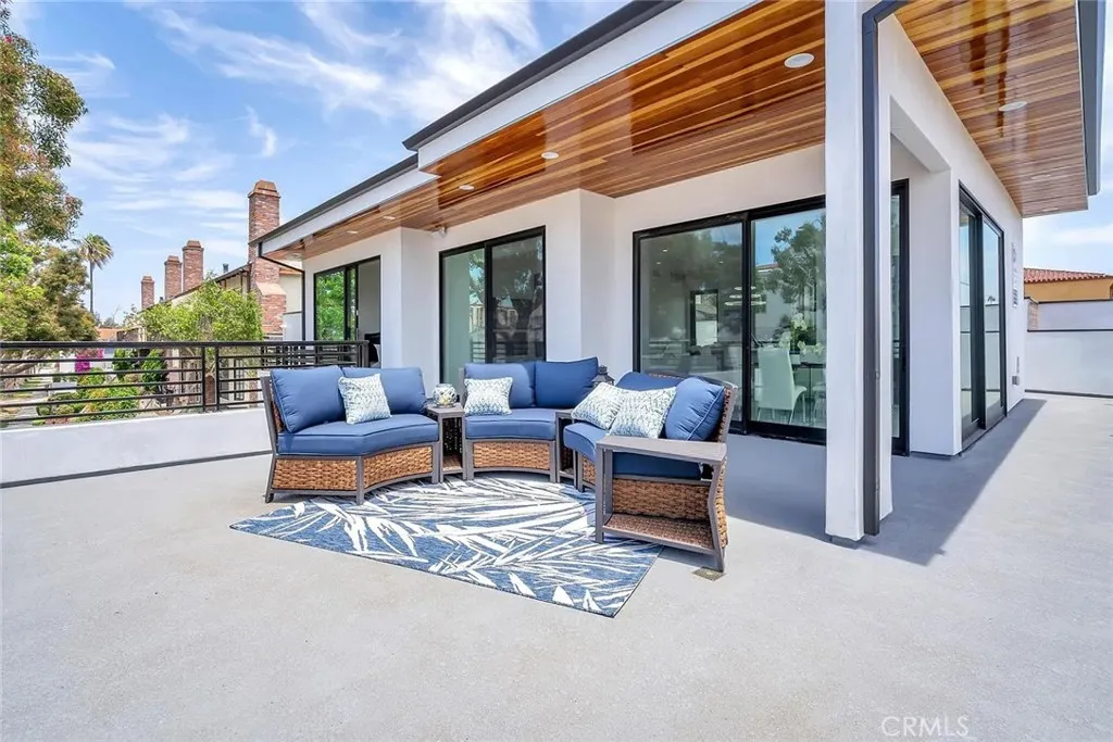 Front Outdoor Lounge Area