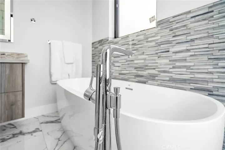 Main Bedroom Tub