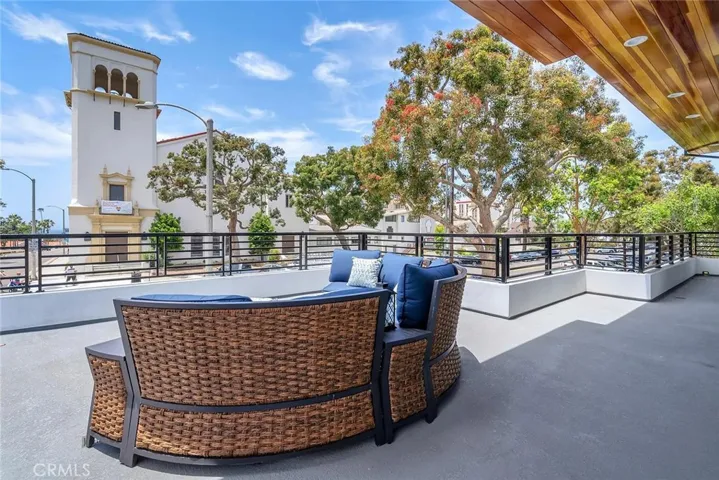Front Outdoor Lounge Area