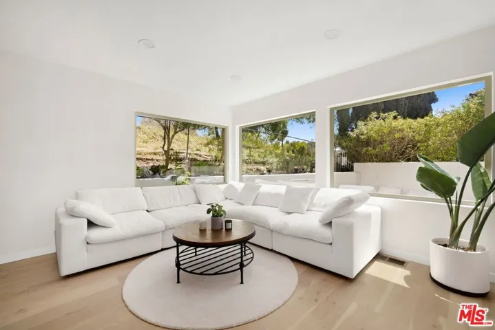 2760 Woodwardia Drive, Los Angeles, California 90077