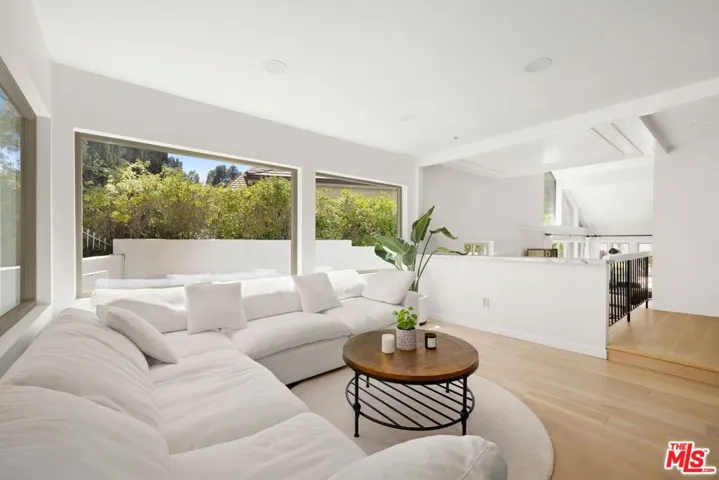 2760 Woodwardia Drive, Los Angeles, California 90077