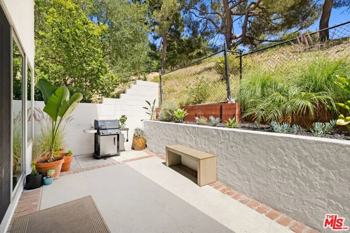 2760 Woodwardia Drive, Los Angeles, California 90077