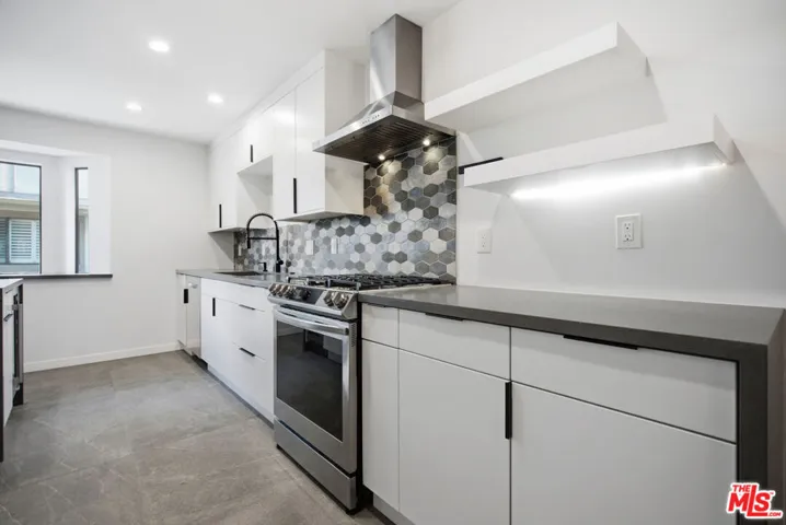 10229 Variel Avenue 12, Chatsworth, California 91311