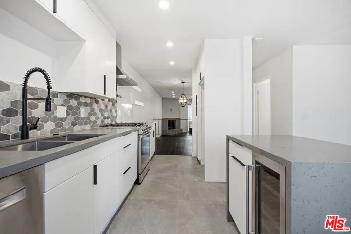 10229 Variel Avenue 12, Chatsworth, California 91311