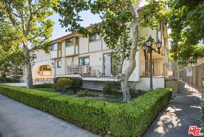 10229 Variel Avenue 12, Chatsworth, California 91311