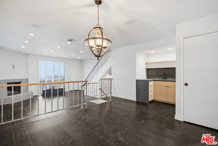 10229 Variel Avenue 12, Chatsworth, California 91311