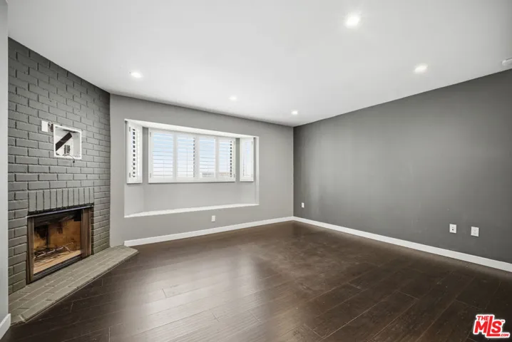 10229 Variel Avenue 12, Chatsworth, California 91311