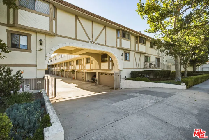 10229 Variel Avenue 12, Chatsworth, California 91311
