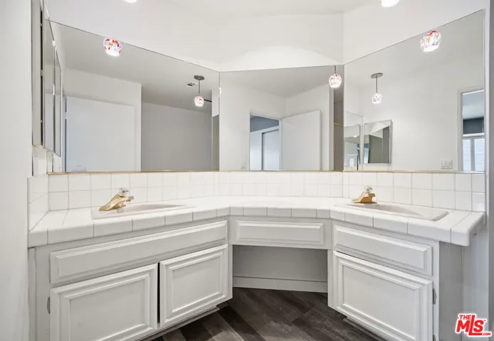 10229 Variel Avenue 12, Chatsworth, California 91311