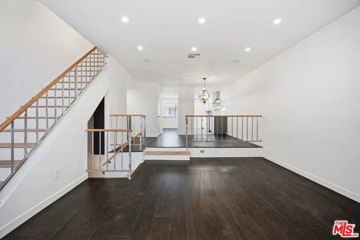 10229 Variel Avenue 12, Chatsworth, California 91311