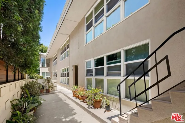 Unit Entrances - 937 Hilldale