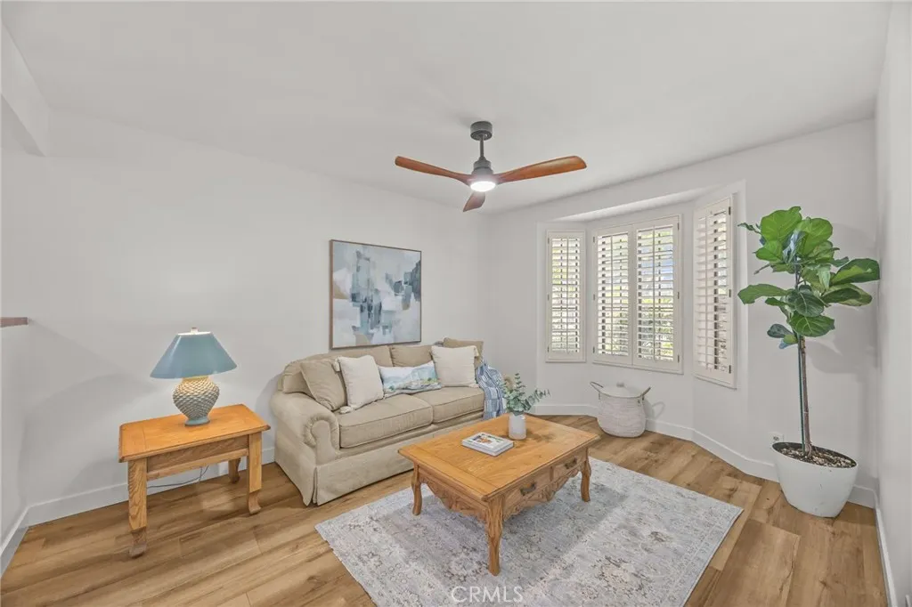 Family room w/bay window to front yard & fan