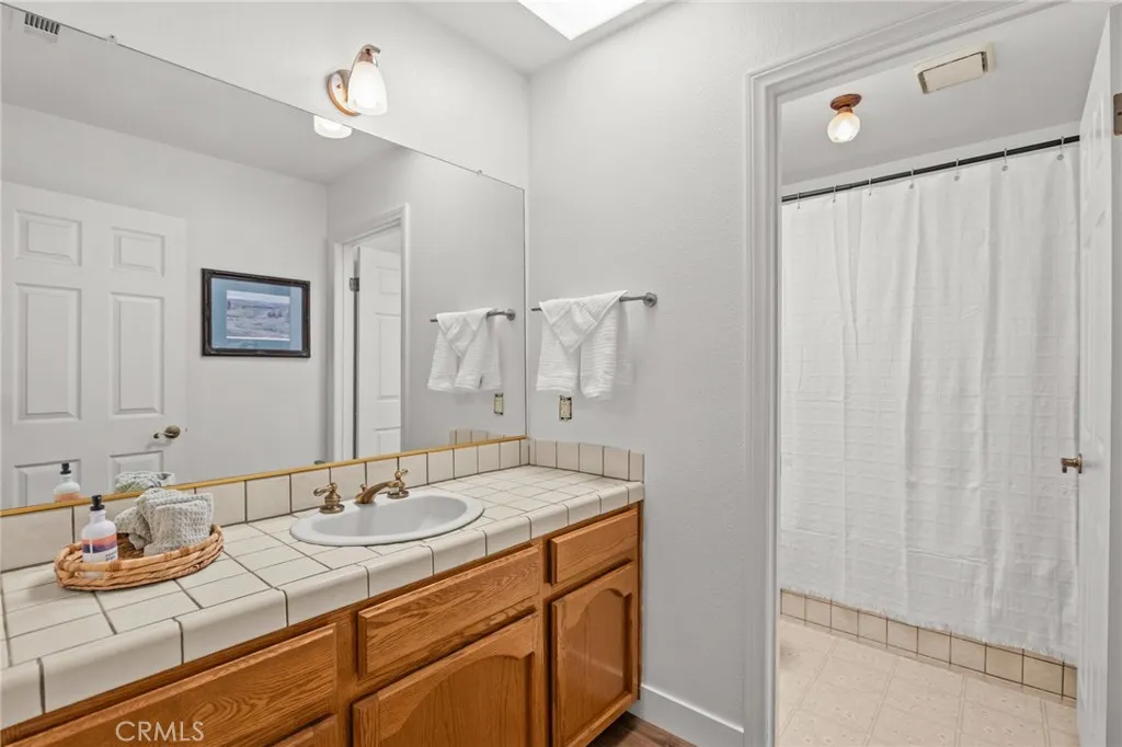 Hall bathroom w/privacy door