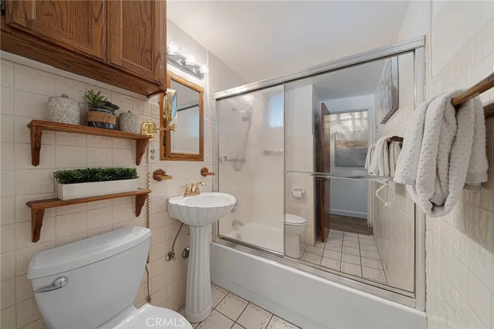 Hallway full bath located on the right side down the hallway.