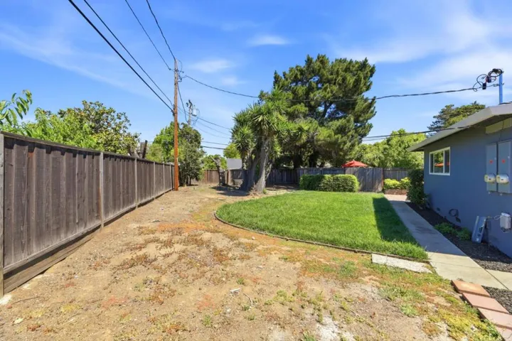 Side yard 559