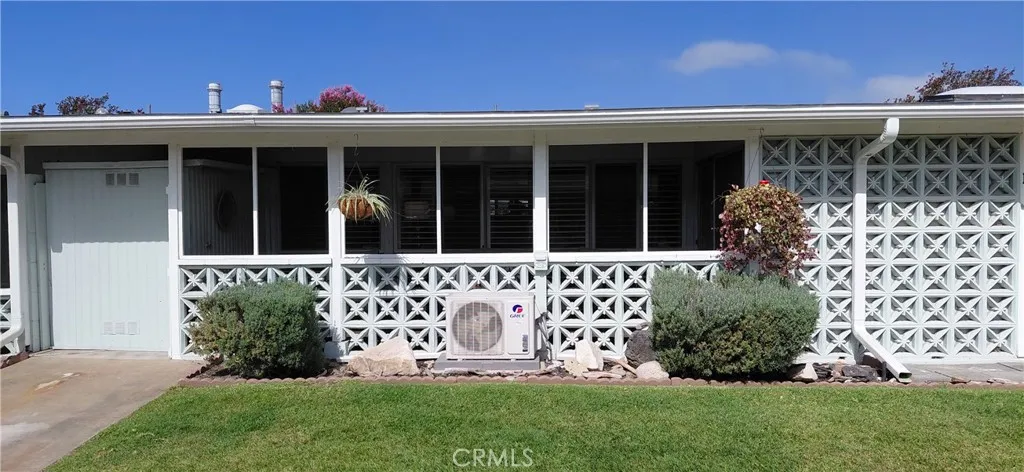 Front showing screened in porch
