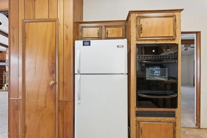 217settles-Kitchen, closet, fridge, Oven